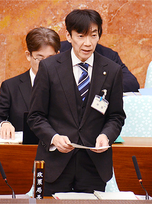 答弁を行う政策局長