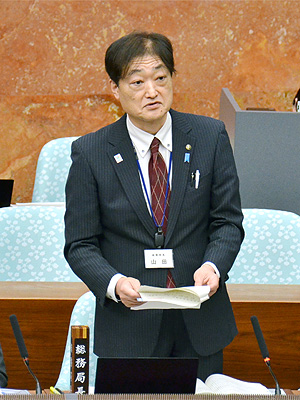 答弁を行う総務局長