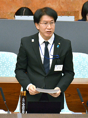 答弁を行うくらし安全防災局長