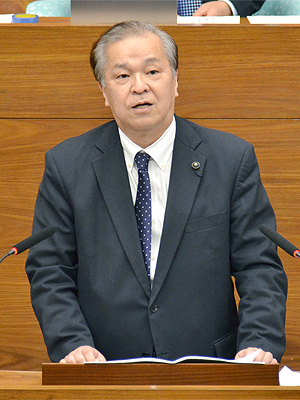 質疑を行う藤井しんすけ